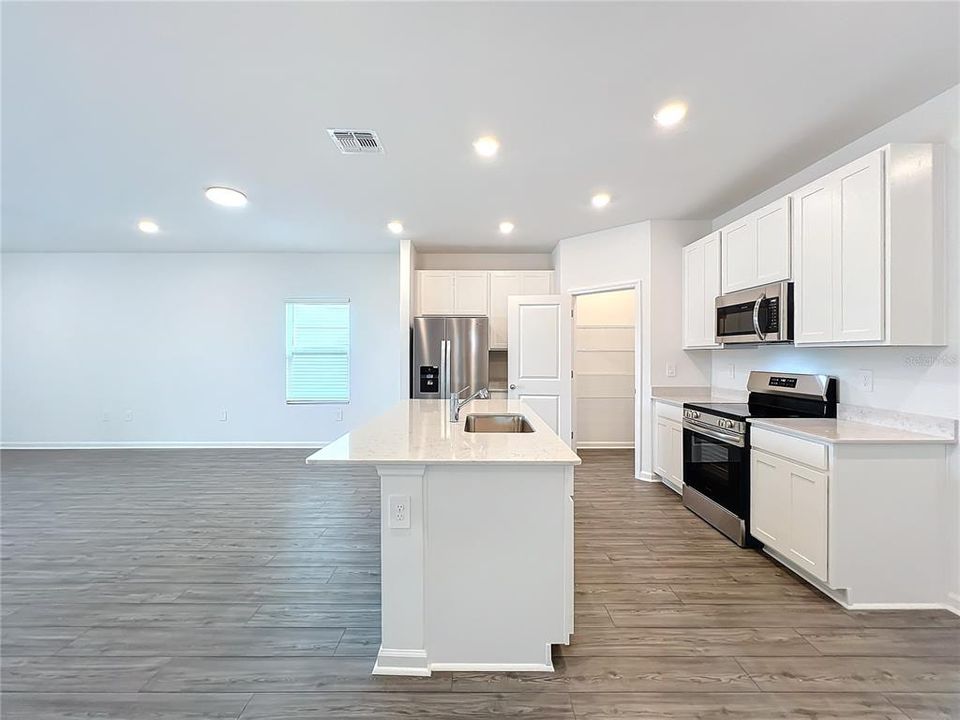 В аренду: $2,500 (4 спален, 2 ванн, 1712 Квадратных фут)