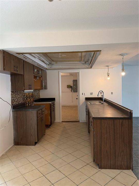 На продажу: $434,999 (4 спален, 2 ванн, 1913 Квадратных фут)