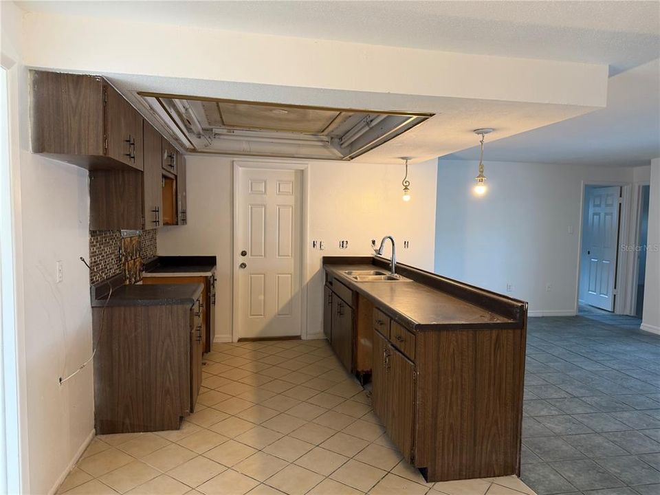 На продажу: $434,999 (4 спален, 2 ванн, 1913 Квадратных фут)