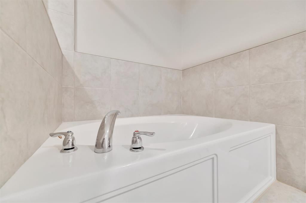 For Rent: $2,350 (3 beds, 2 baths, 1796 Square Feet)