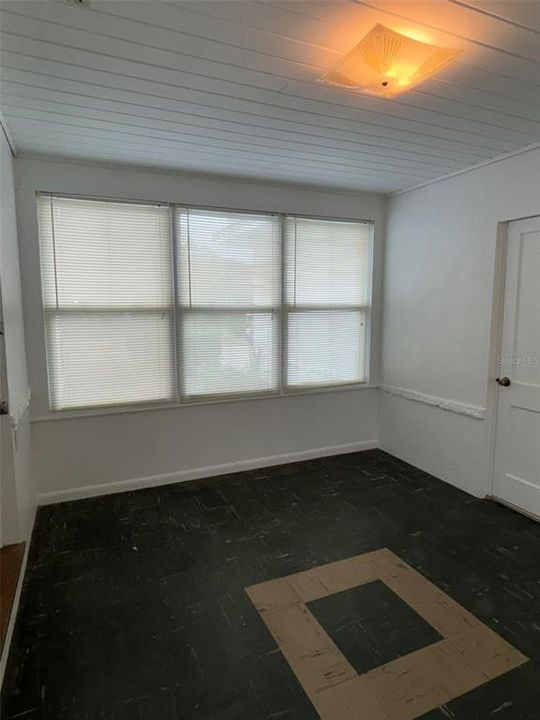 For Sale: $289,000 (3 beds, 1 baths, 966 Square Feet)