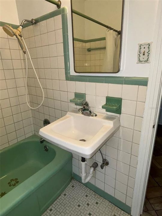 For Sale: $289,000 (3 beds, 1 baths, 966 Square Feet)