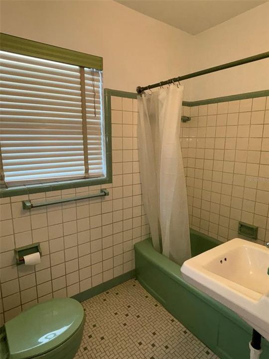 For Sale: $289,000 (3 beds, 1 baths, 966 Square Feet)