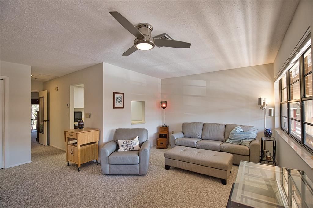 待售: $92,000 (1 贝兹, 1 浴室, 647 平方英尺)