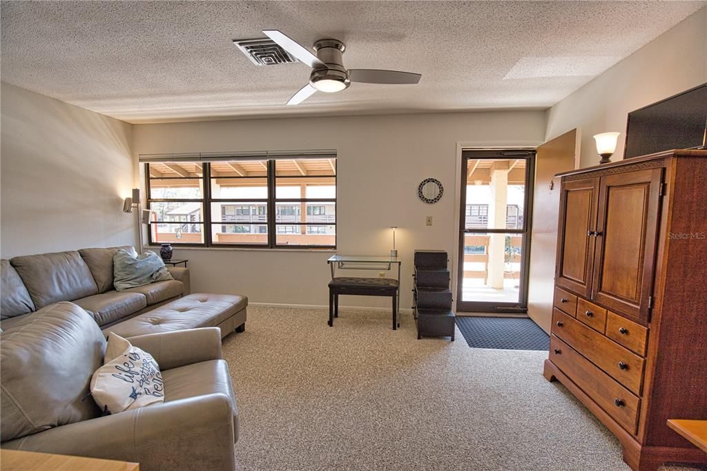 待售: $92,000 (1 贝兹, 1 浴室, 647 平方英尺)