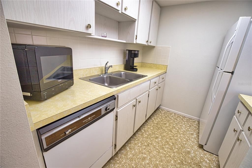 待售: $92,000 (1 贝兹, 1 浴室, 647 平方英尺)