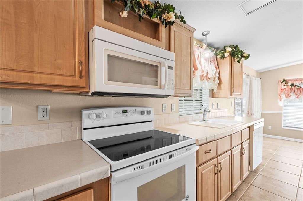 На продажу: $215,000 (3 спален, 2 ванн, 1377 Квадратных фут)