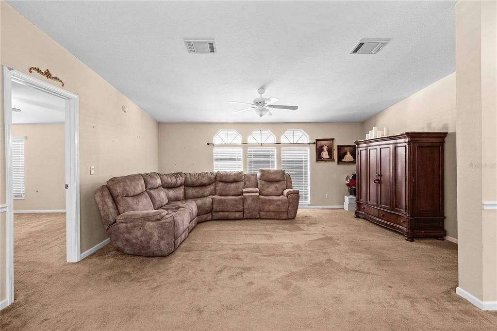 На продажу: $215,000 (3 спален, 2 ванн, 1377 Квадратных фут)