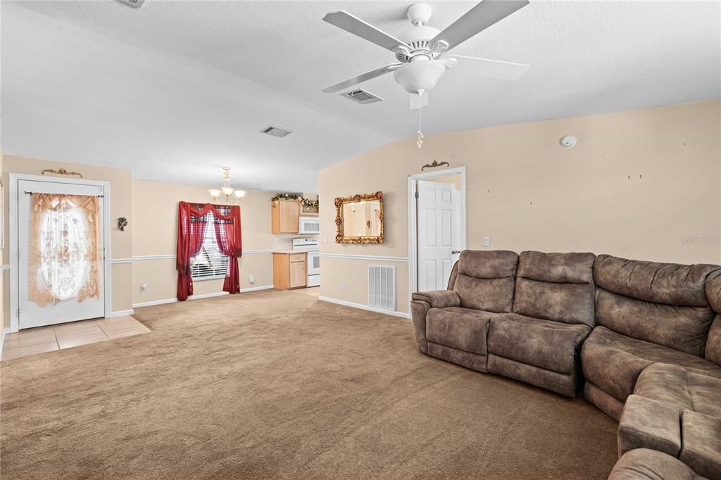 На продажу: $215,000 (3 спален, 2 ванн, 1377 Квадратных фут)