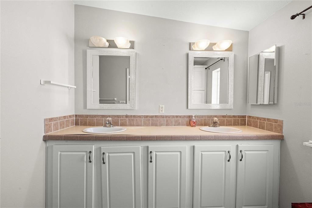 На продажу: $215,000 (3 спален, 2 ванн, 1377 Квадратных фут)