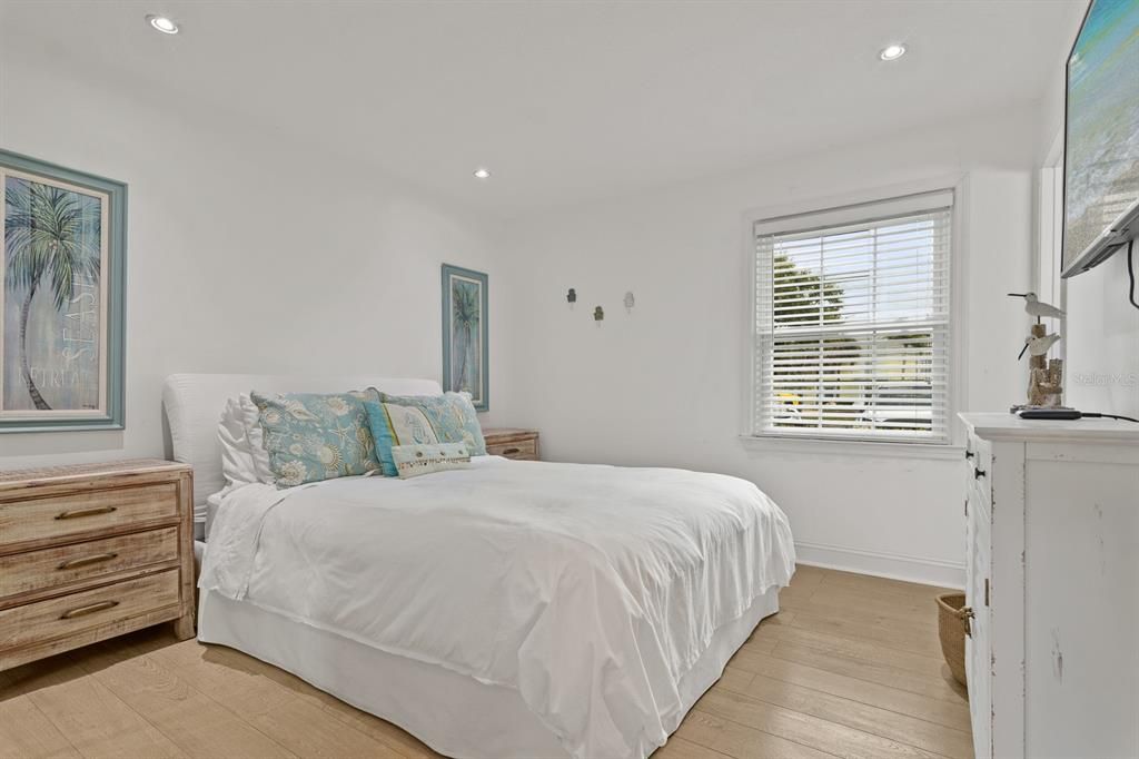 待售: $219,000 (1 贝兹, 1 浴室, 562 平方英尺)