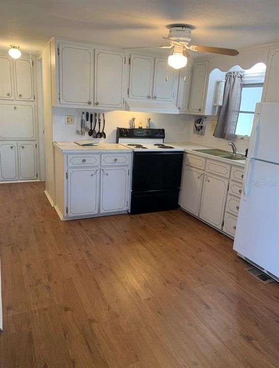 待售: $79,500 (1 贝兹, 1 浴室, 560 平方英尺)