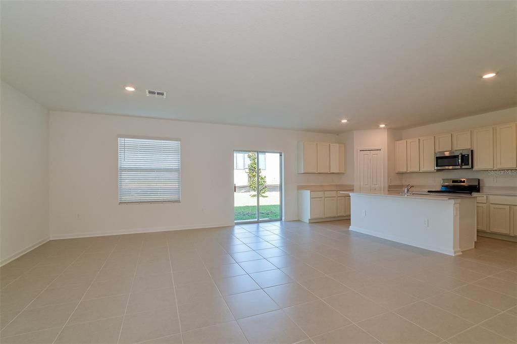 出租: $2,045 (5 贝兹, 2 浴室, 2112 平方英尺)