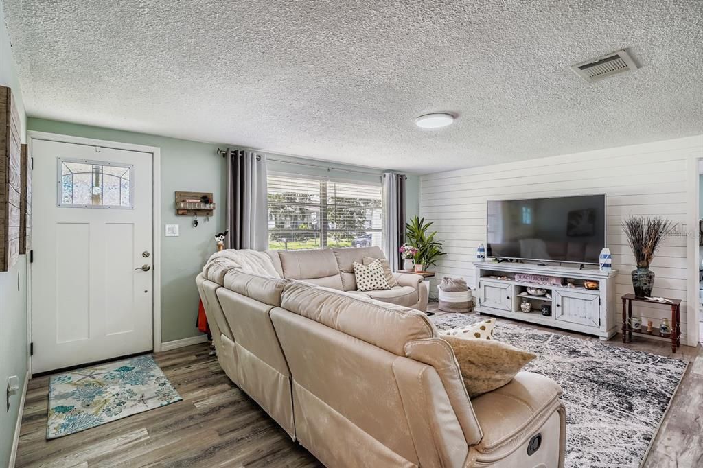 For Rent: $2,800 (3 beds, 2 baths, 1726 Square Feet)