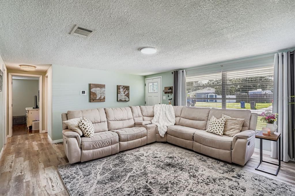 For Rent: $2,800 (3 beds, 2 baths, 1726 Square Feet)