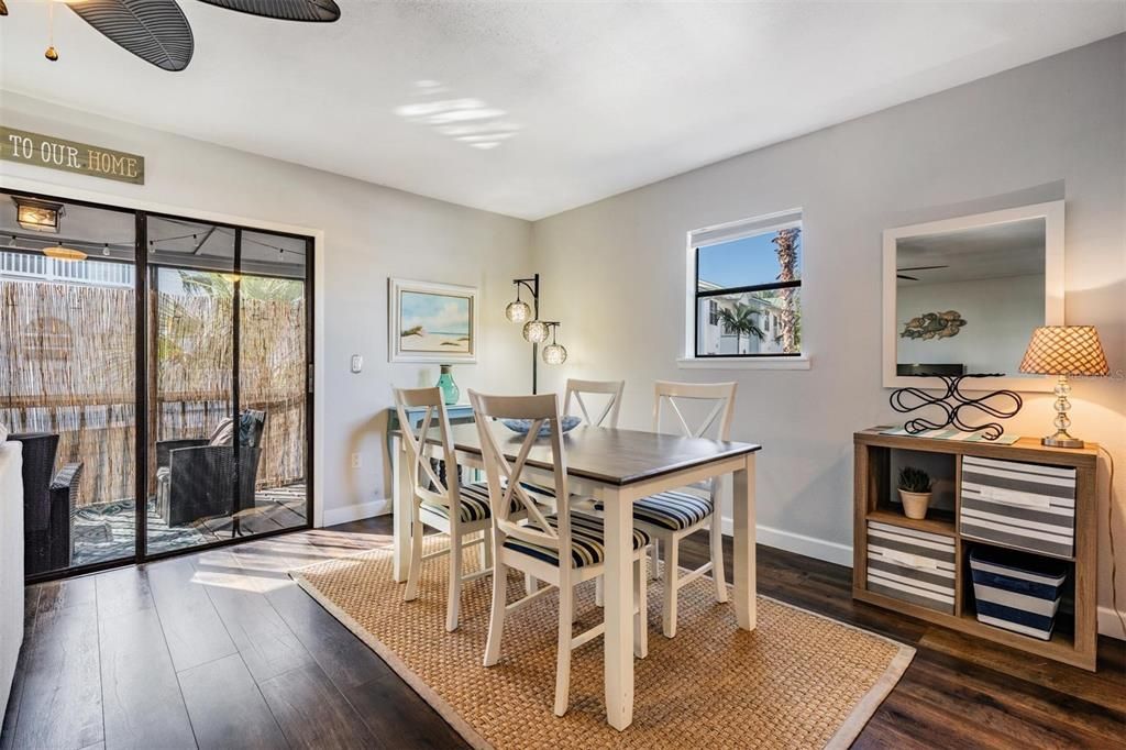 En Venta: $499,000 (2 camas, 3 baños, 1225 Pies cuadrados)