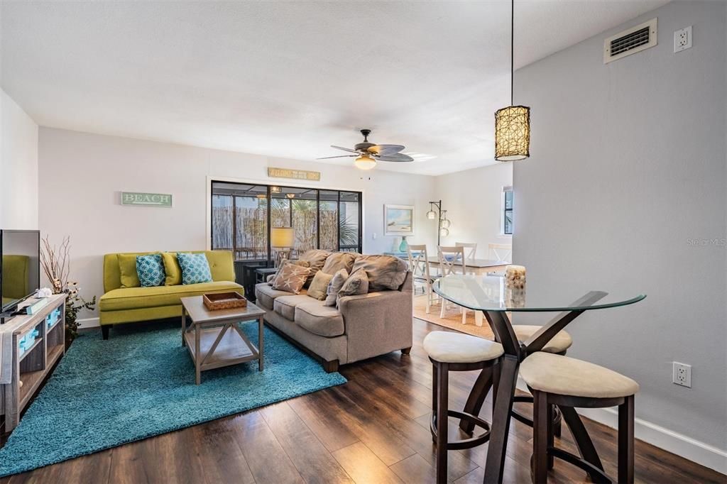 En Venta: $499,000 (2 camas, 3 baños, 1225 Pies cuadrados)