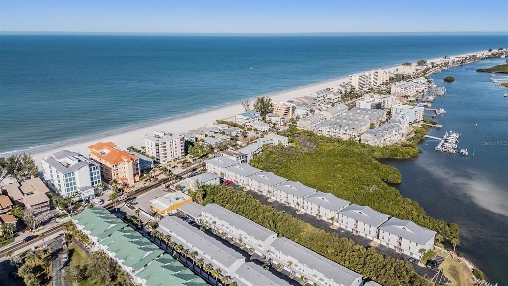 En Venta: $499,000 (2 camas, 3 baños, 1225 Pies cuadrados)