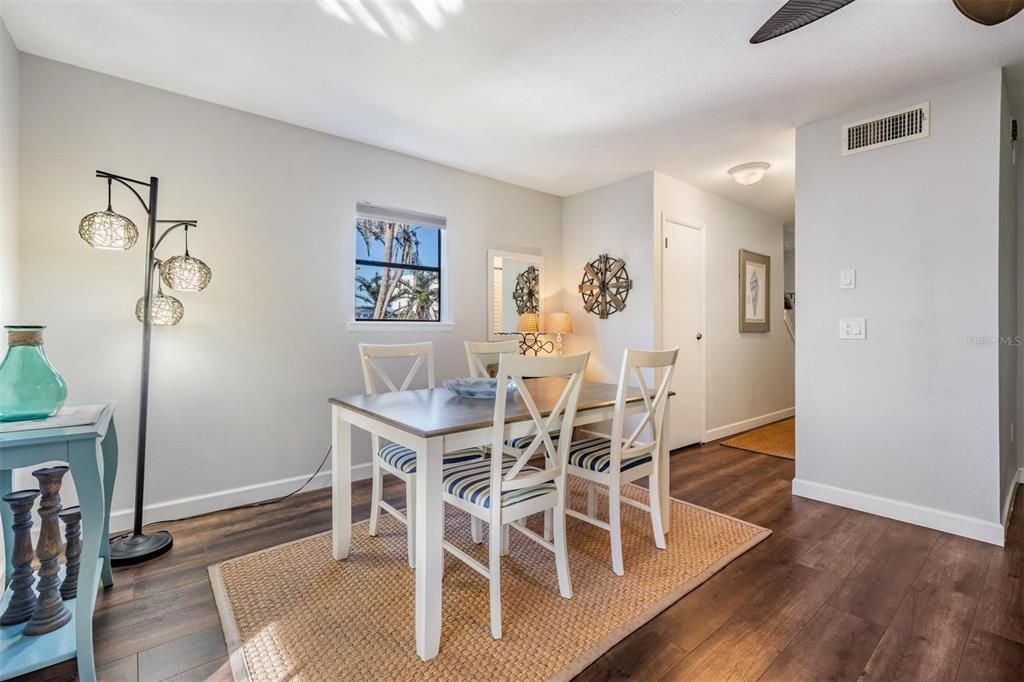 En Venta: $499,000 (2 camas, 3 baños, 1225 Pies cuadrados)