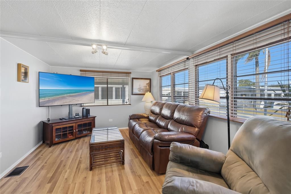 For Sale: $86,750 (2 beds, 2 baths, 800 Square Feet)