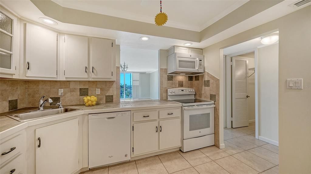 For Sale: $450,000 (1 beds, 2 baths, 963 Square Feet)