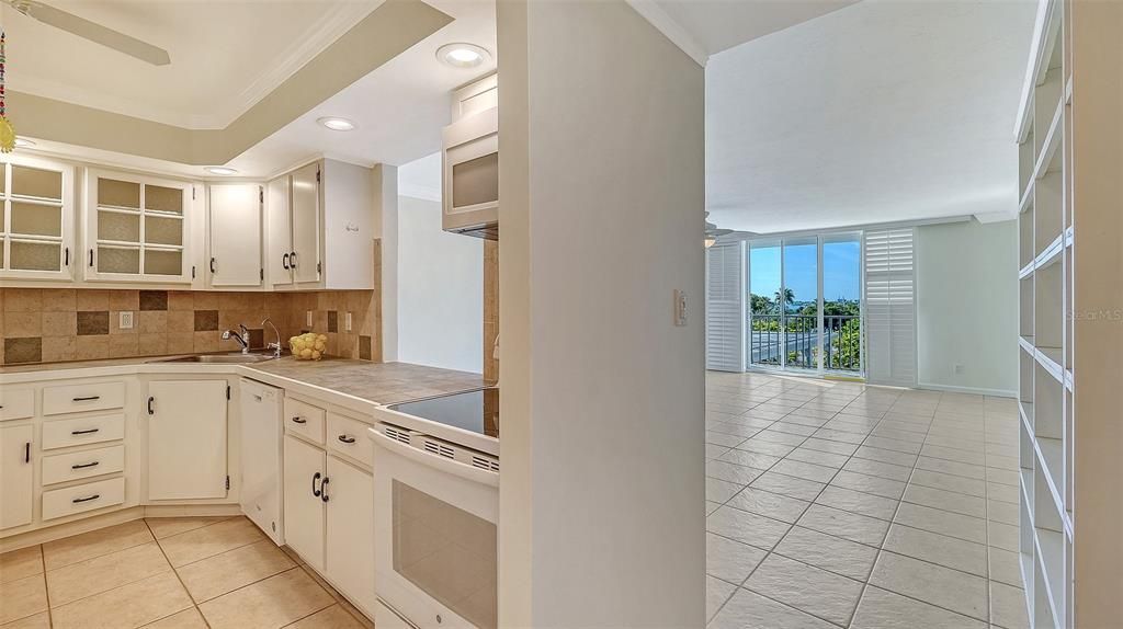 For Sale: $450,000 (1 beds, 2 baths, 963 Square Feet)