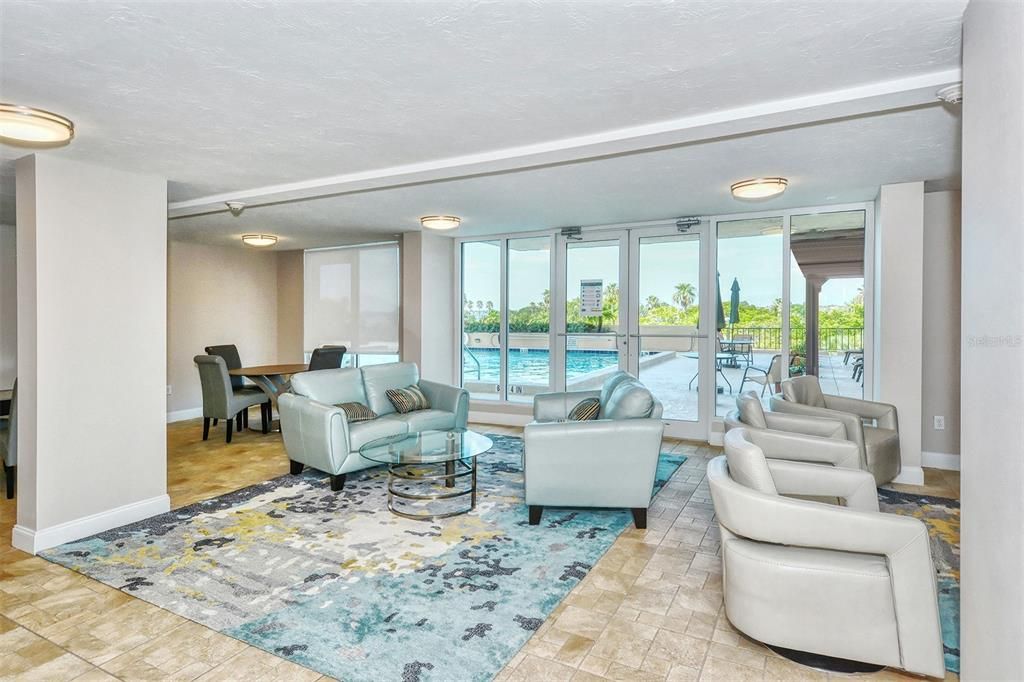 For Sale: $450,000 (1 beds, 2 baths, 963 Square Feet)