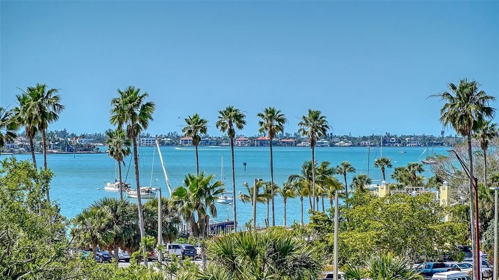 For Sale: $450,000 (1 beds, 2 baths, 963 Square Feet)