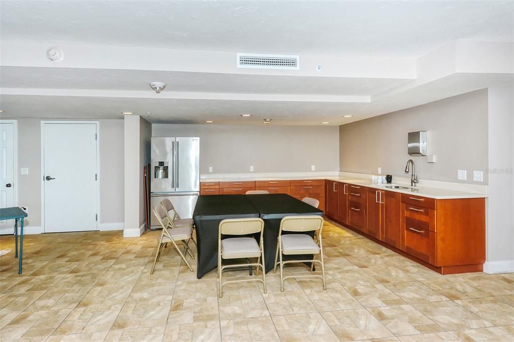 For Sale: $450,000 (1 beds, 2 baths, 963 Square Feet)