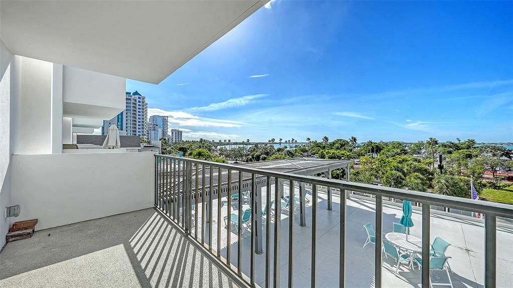 For Sale: $450,000 (1 beds, 2 baths, 963 Square Feet)