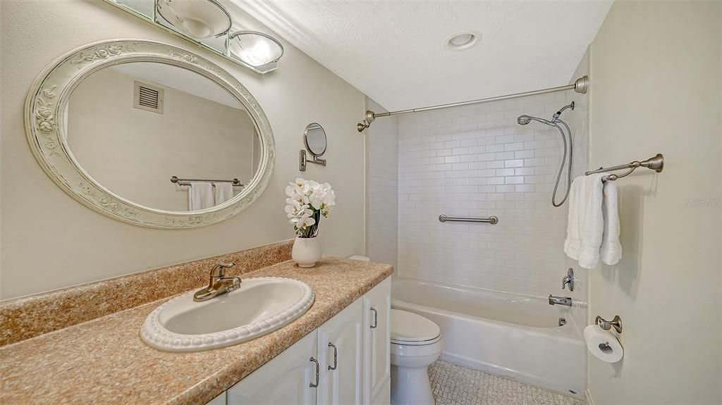 For Sale: $450,000 (1 beds, 2 baths, 963 Square Feet)