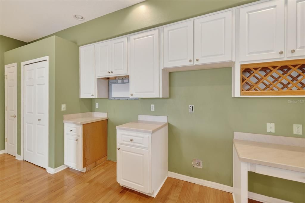 For Sale: $394,000 (3 beds, 3 baths, 2337 Square Feet)