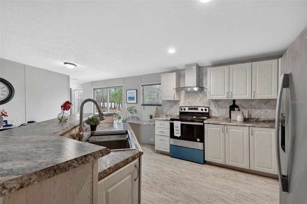 На продажу: $298,888 (4 спален, 2 ванн, 1792 Квадратных фут)