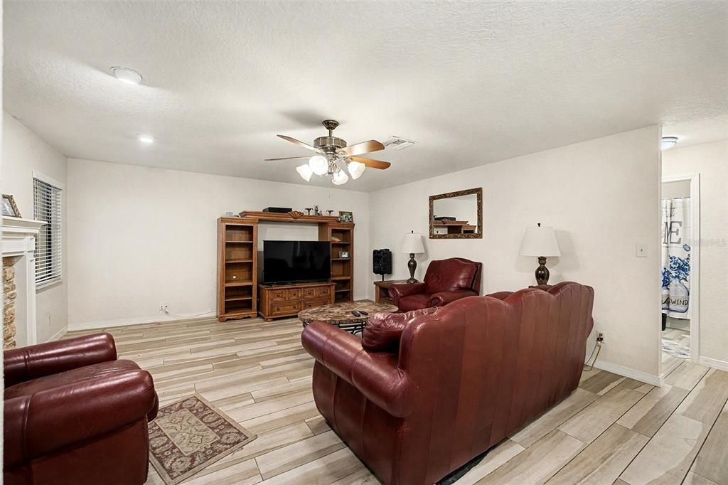 For Sale: $270,000 (2 beds, 2 baths, 1182 Square Feet)