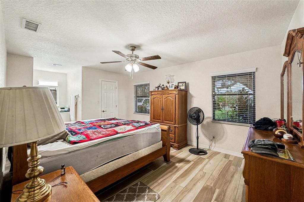 For Sale: $270,000 (2 beds, 2 baths, 1182 Square Feet)