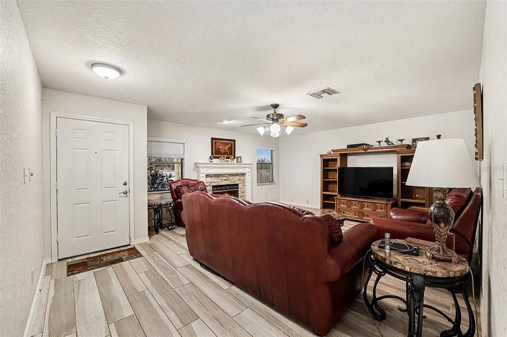 For Sale: $270,000 (2 beds, 2 baths, 1182 Square Feet)