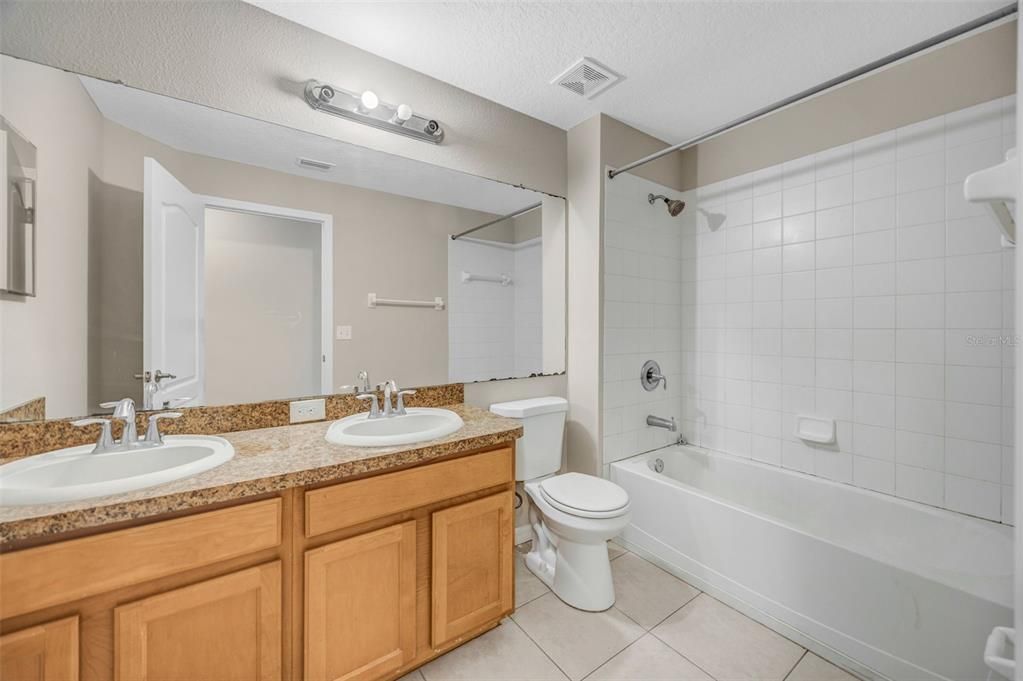 En Venta: $335,000 (4 camas, 2 baños, 2010 Pies cuadrados)