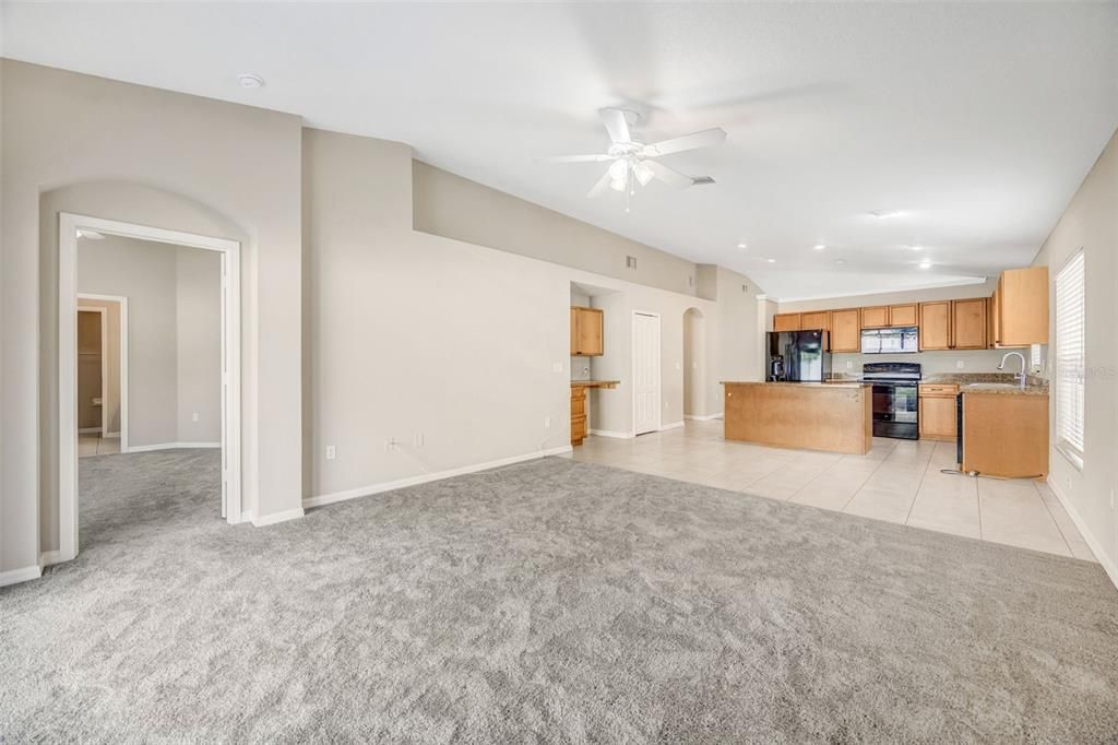 En Venta: $335,000 (4 camas, 2 baños, 2010 Pies cuadrados)