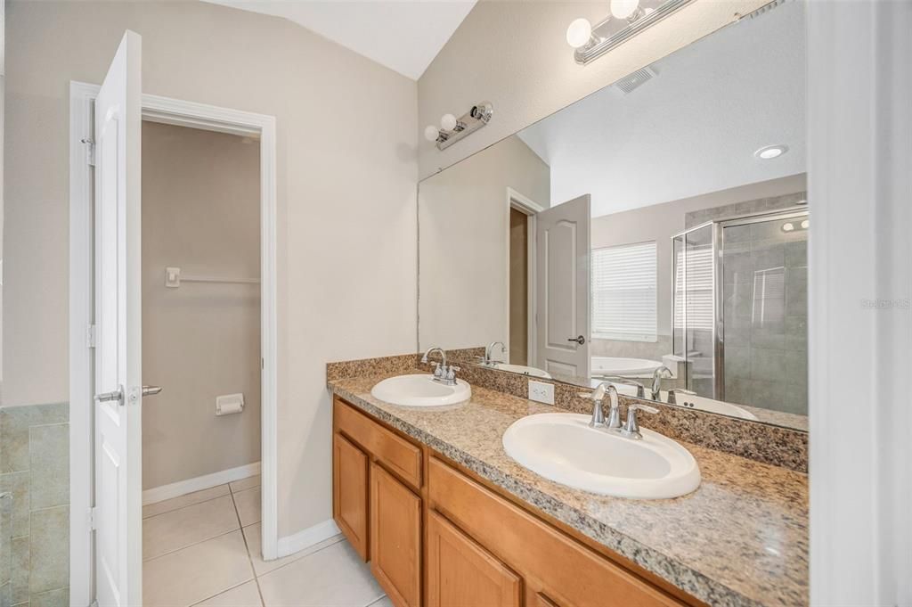 En Venta: $335,000 (4 camas, 2 baños, 2010 Pies cuadrados)