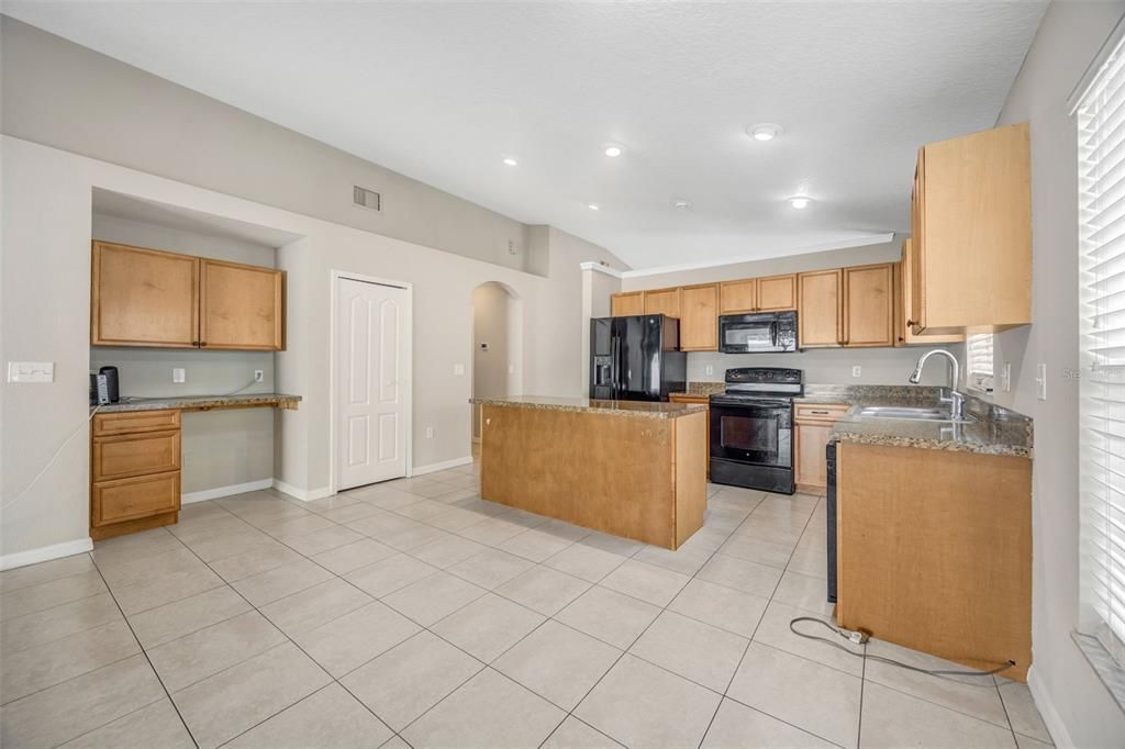 En Venta: $335,000 (4 camas, 2 baños, 2010 Pies cuadrados)