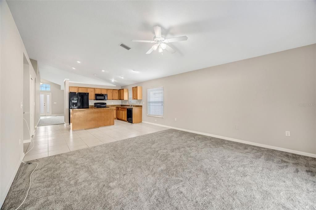 En Venta: $335,000 (4 camas, 2 baños, 2010 Pies cuadrados)