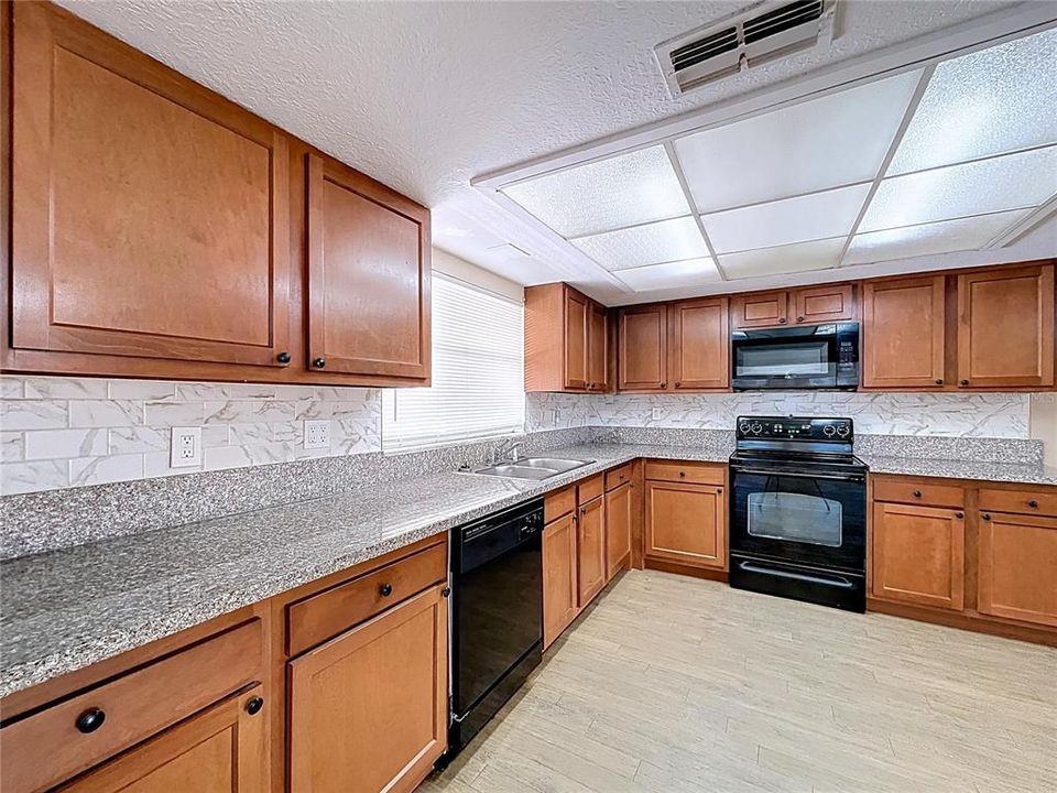 待售: $310,000 (3 贝兹, 2 浴室, 1980 平方英尺)