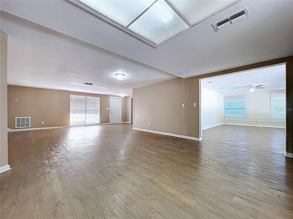 待售: $310,000 (3 贝兹, 2 浴室, 1980 平方英尺)