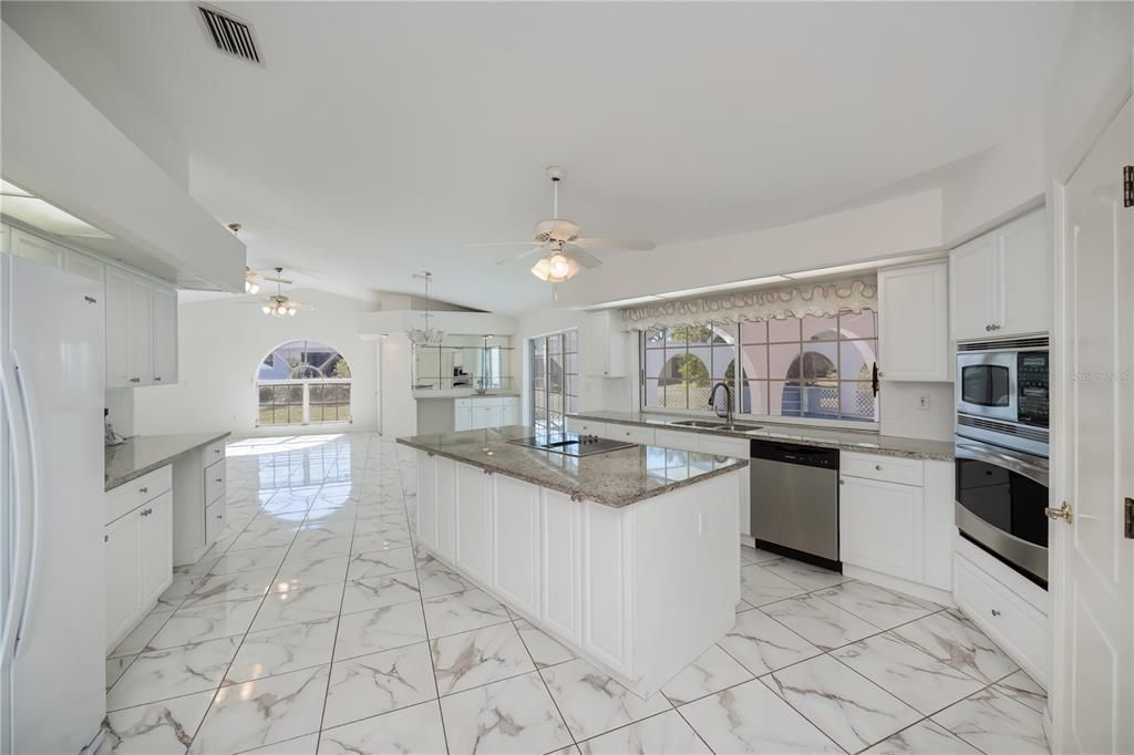 For Sale: $425,000 (3 beds, 3 baths, 2943 Square Feet)