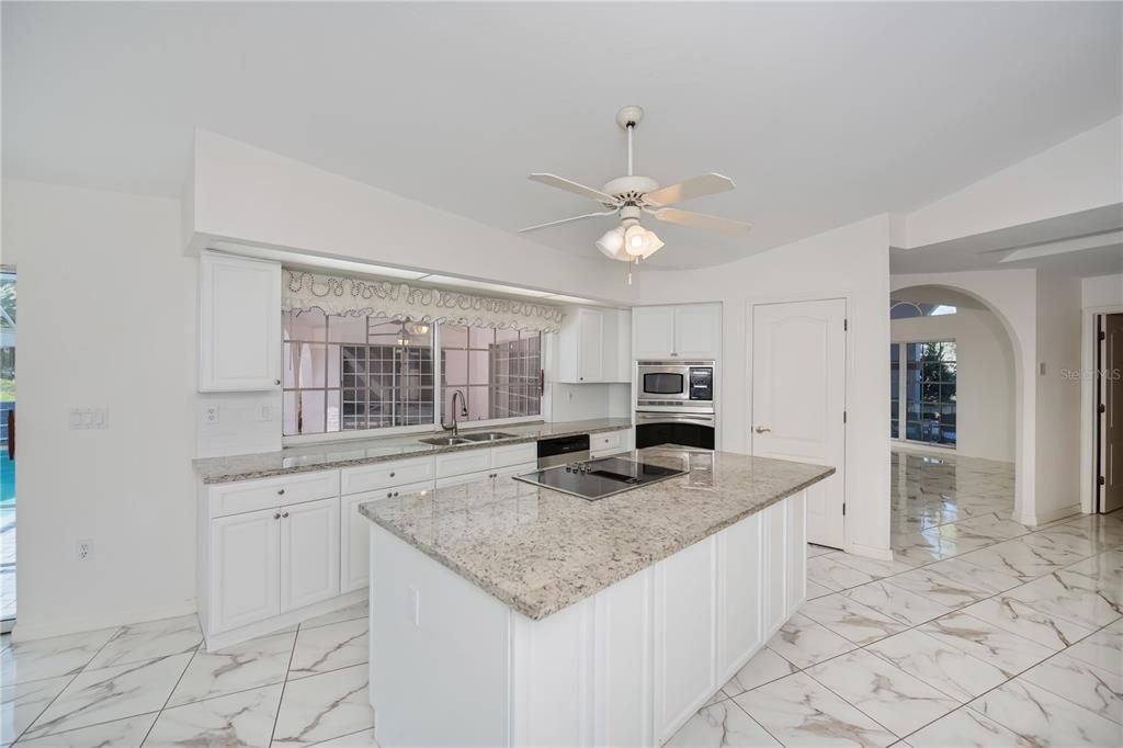 For Sale: $425,000 (3 beds, 3 baths, 2943 Square Feet)