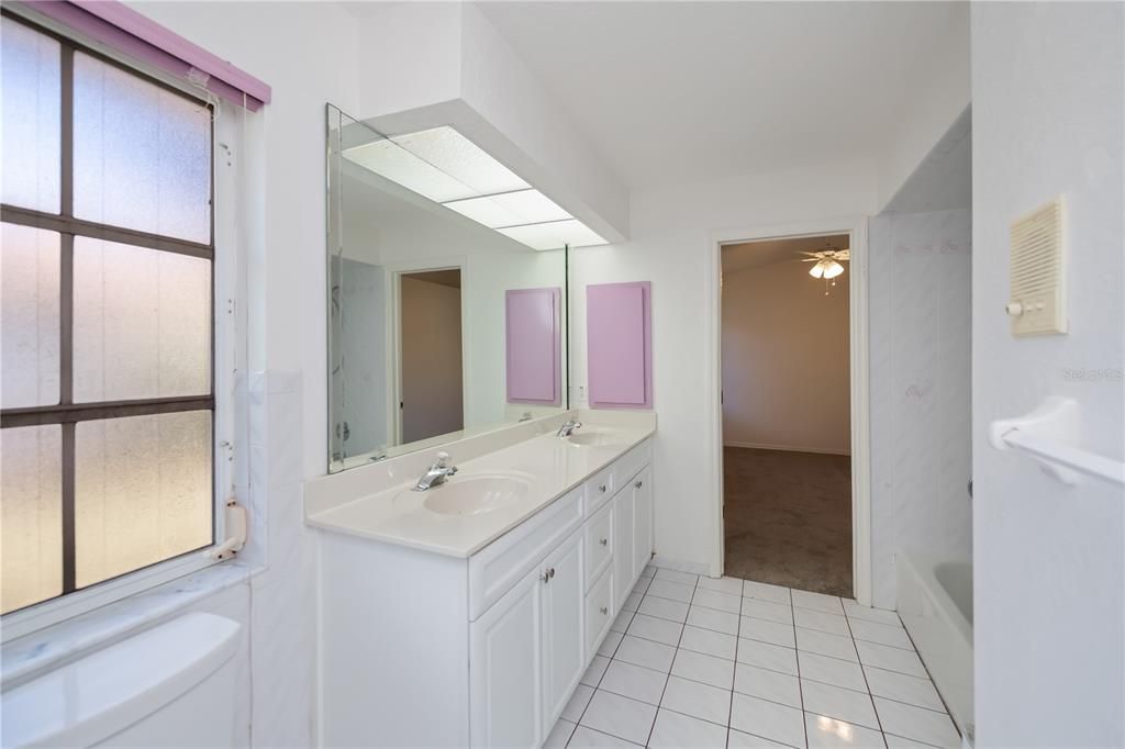 For Sale: $425,000 (3 beds, 3 baths, 2943 Square Feet)