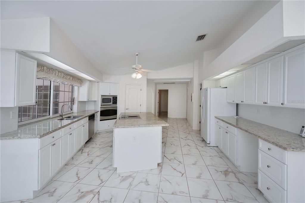 For Sale: $425,000 (3 beds, 3 baths, 2943 Square Feet)