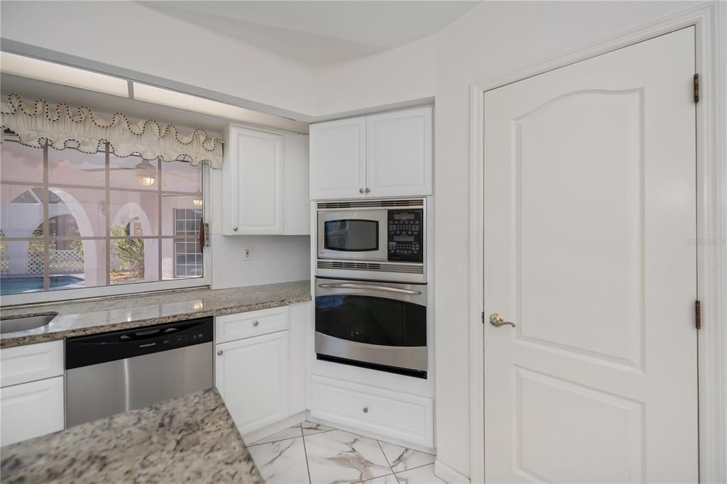 For Sale: $425,000 (3 beds, 3 baths, 2943 Square Feet)