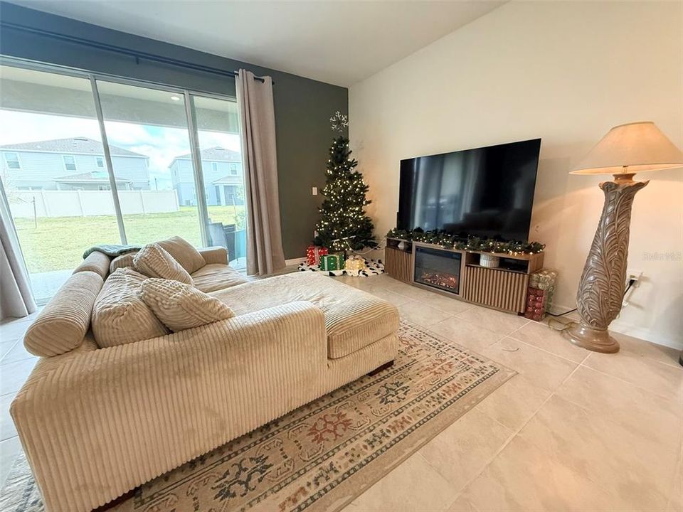 For Rent: $2,067 (3 beds, 2 baths, 1676 Square Feet)