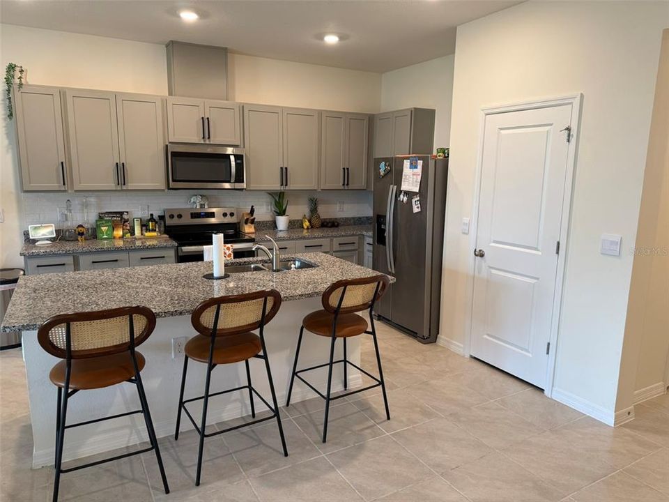 For Rent: $2,067 (3 beds, 2 baths, 1676 Square Feet)